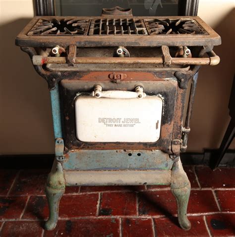 Vintage gas stove 3 burner - 1920s Windsor Stove. Our antiques specialist, Helaine Fendelman, appraises your finds and collectibles. This steel-and-iron Royal Windsor, manufactured on behalf of Montgomery Ward, sold for around $80 in the 1920s. Back then, the appliance served as a versatile tool, since cooks could power it using either wood or coal.